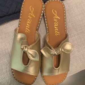 NEW w/out box. Women’s Avanti gold sandals, size 8